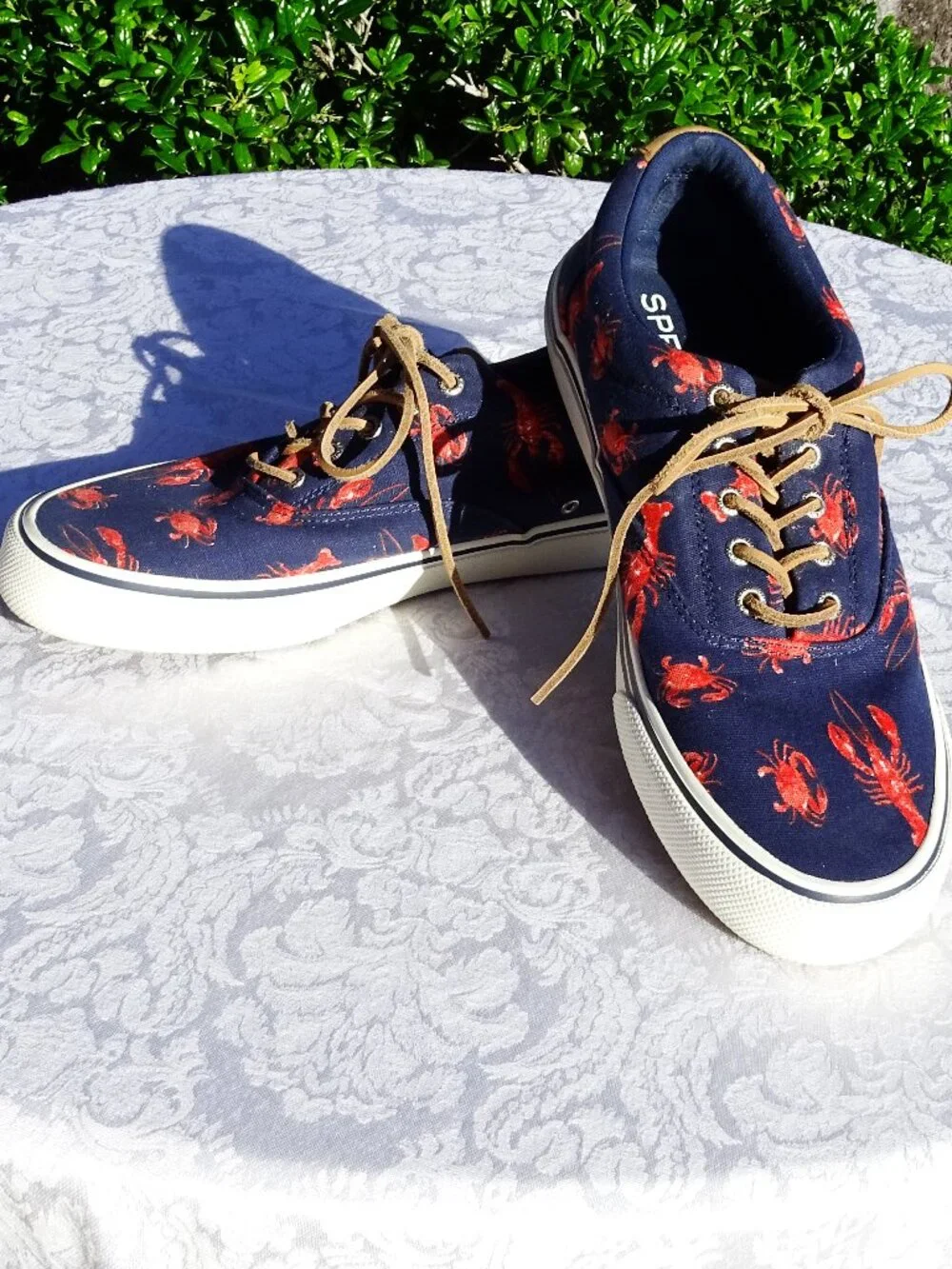 Men's Sperry Navy and Red Lobster Patterned Tennis Shoes Size 11